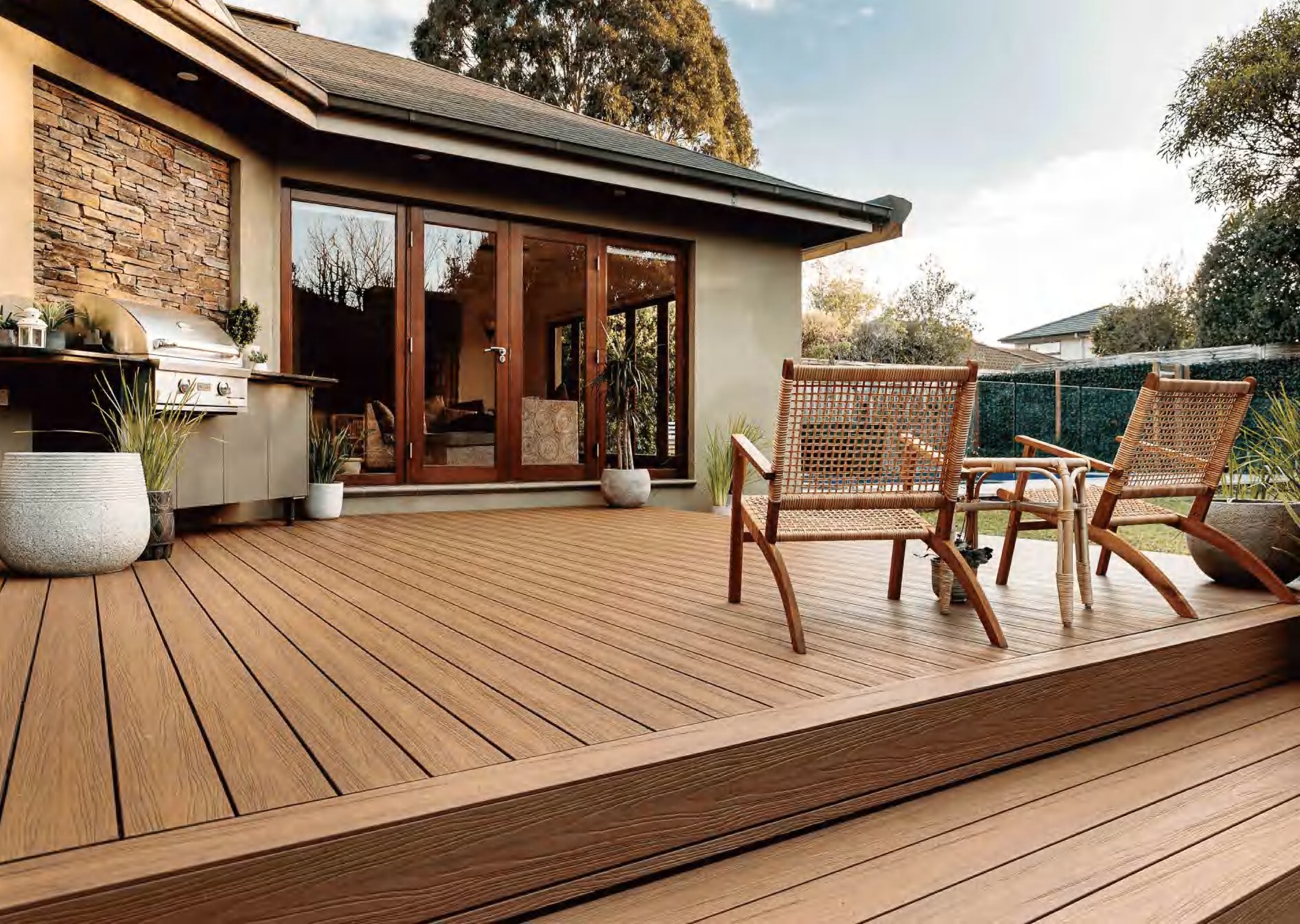 Deck WPC exterior con acabado madera en terraza