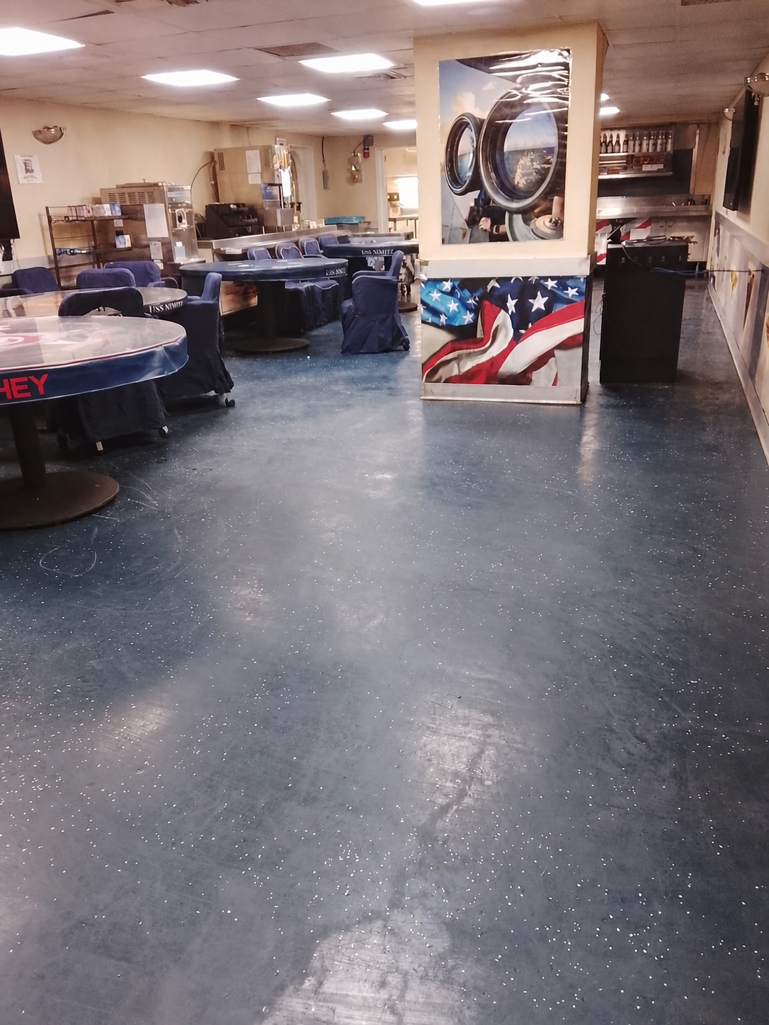 Comedor del USS Nimitz antes de la instalación