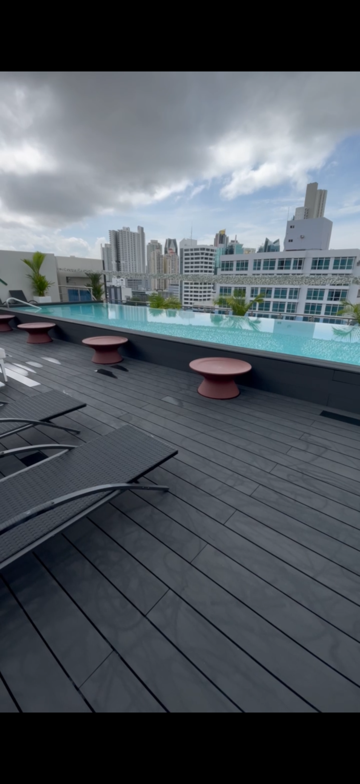 Terraza y piscina del Victoria Hotel & Suites