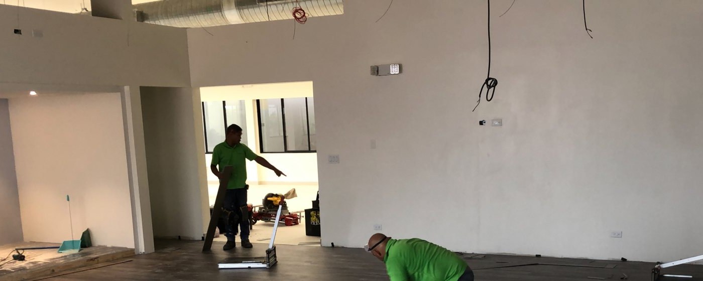 Instalación profesional de piso SPC en proyecto interior