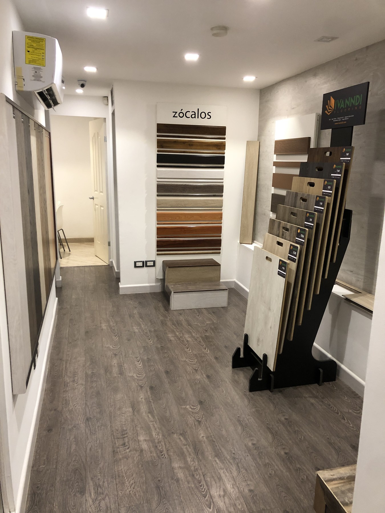 Showroom DC Decor con zócalos y tonos SPC