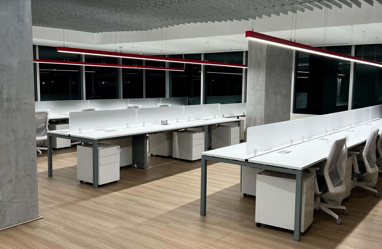 Proyecto comercial de oficinas con piso instalado